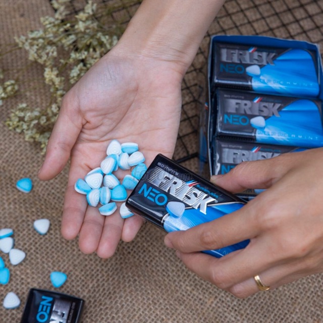 Frisk Neo Peppermint kẹo ngậm bạc hà thơm mát hộp 50 viên kích thích Frisk Neo Peppermint kẹo ngậm bạc hà thơm mát hộp 50 viên kích thích